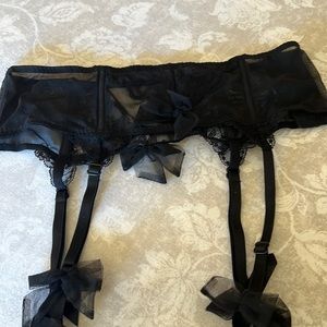 Victoria secert size M/L like new sheer belt with gators